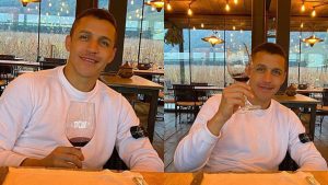 Alexis Sanchez Tomando Vino