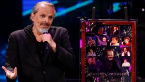 ¿Cómo Nació La Idea Del Curioso Collage Que Recibió Miguel Bosé En El Festival De Viña_