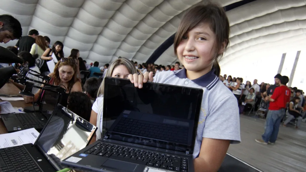 Becas TIC, Entrega De Notebok A Estudiantes