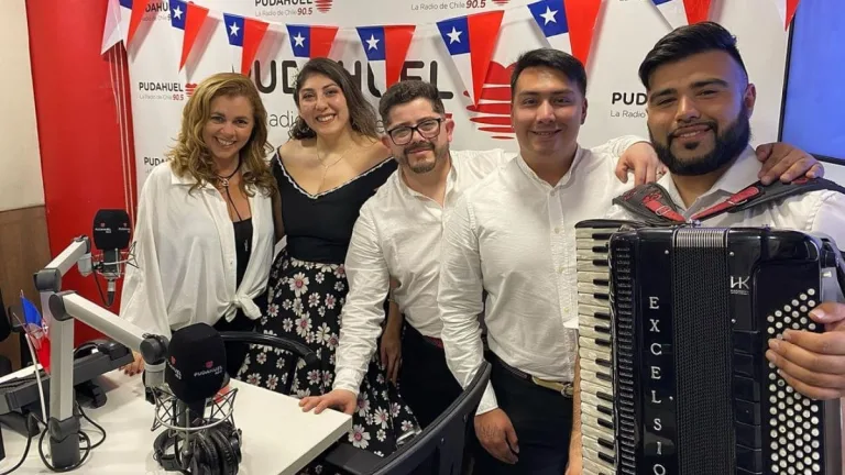 Grupo Medialuna En La Radio De Chile